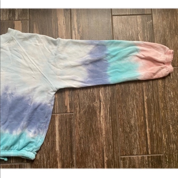 𝒯𝒾ℯ 𝒹𝓎ℯ 𝓈𝓌ℯ𝒶𝓉𝓈𝒽𝒾𝓇𝓉!♡ - Picture 4 of 8